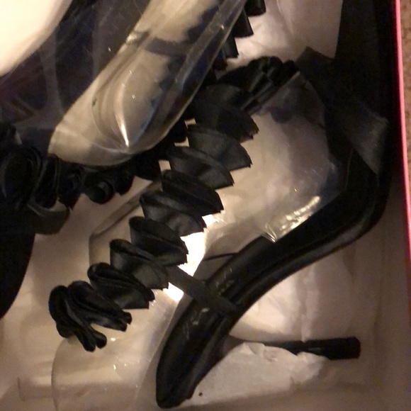 Nina Uptick ruffle heel strappy sandal - Picture 3 of 3